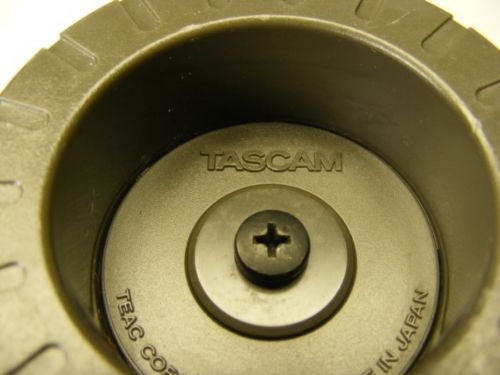TASCAM 38 REEL TABLE MOUNT SCREW W/ FRONT/REAR WASHER MOUNTING 1/2